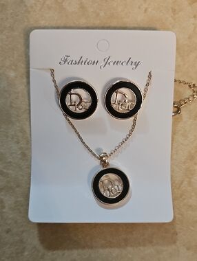 ❤️ Fashion Jewelry Gold-Tone Black Enamel Pendant & Earrings Set